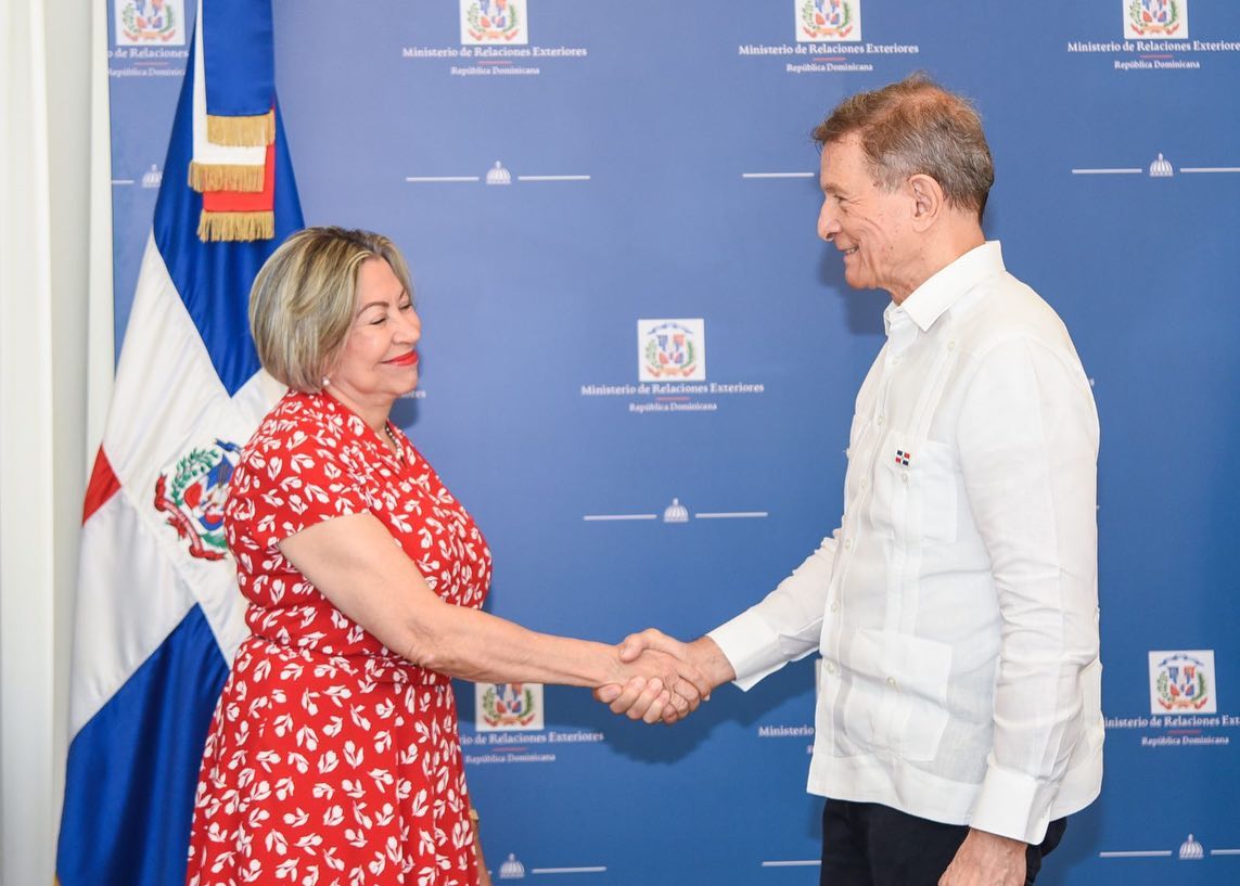 El canciller Roberto Álvarez, recibió los Títulos que certifican al Estado Dominicano como propietario del inmueble que aloja la Embajada de República Dominicana en Panamá
