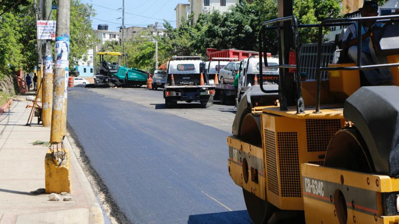 El presidente Abinader deja iniciado Plan de Asfaltado Invivienda.