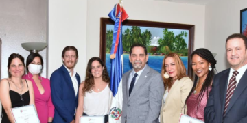 Elenco de la película Carajita recibe galardón de Pro-Dominicana