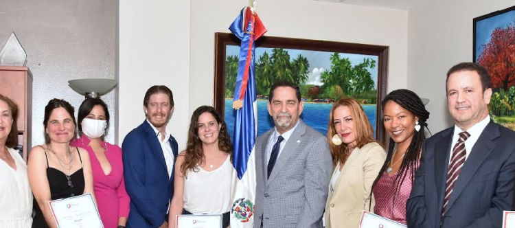 Elenco de la película Carajita recibe galardón de Pro-Dominicana