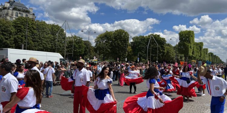 República Dominicana participa por primera vez en carnaval de París