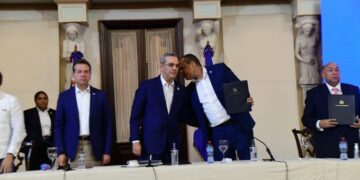 Gobierno firma convenio con comerciantes para reducir costo en la canasta familiar