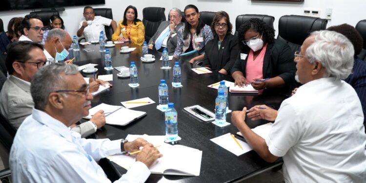 El MINERD sostuvo encuentro con el IDEC y el Foro Socioeducativo