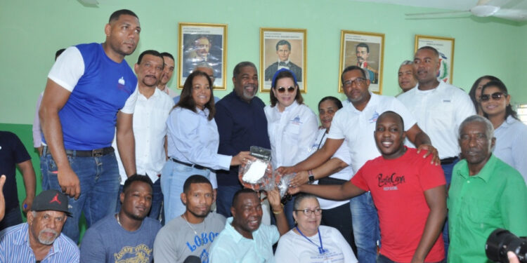 Moradores de La Caleta reciben 50 millones en asistencia social