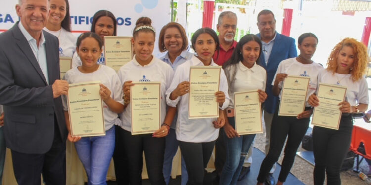 Centros Tecnológicos Comunitarios certifican 670 jóvenes de la región Sur en área tecnológica