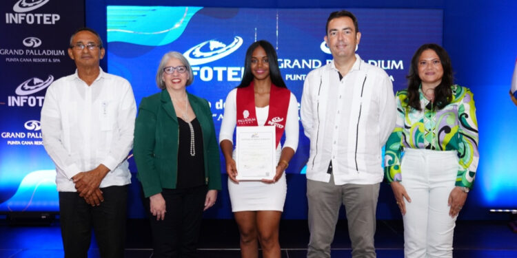 INFOTEP y hotel Palladium entregan certificado a 34 jóvenes en la región Este