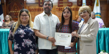 Jóvenes de Azua reciben becas del INDRHI