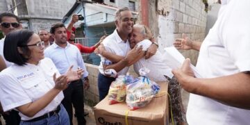 Ministro de la Presidencia lleva ayuda a afectados por lluvias en Santo Domingo Oeste
