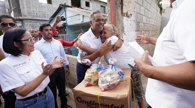 Ministro de la Presidencia lleva ayuda a afectados por lluvias en Santo Domingo Oeste