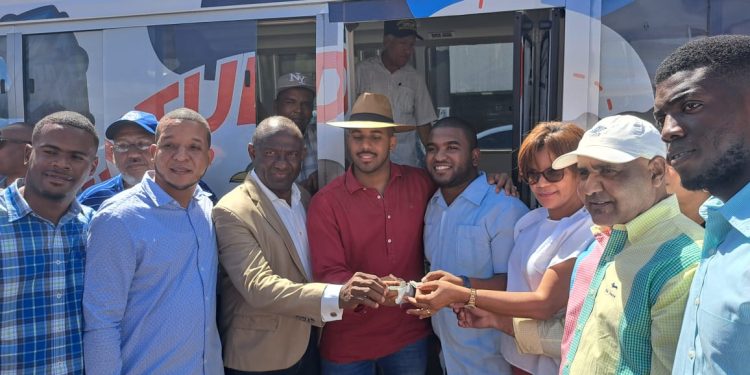 Gobierno entrega autobús a estudiantes de Monte Plata