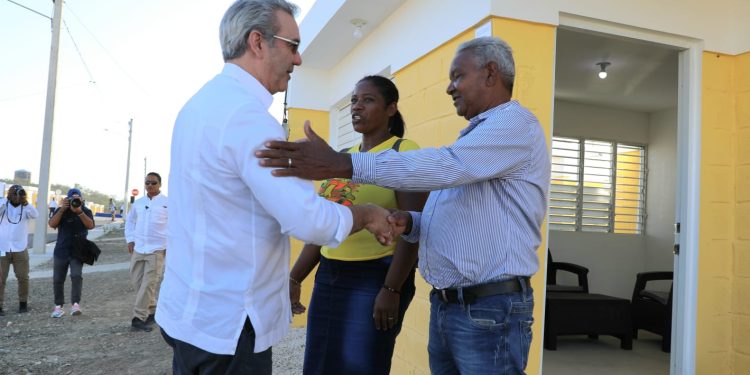 Desplazados por construcción de presa reciben viviendas