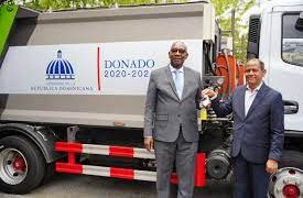 Gobierno dona dos camiones compactos a la UASD