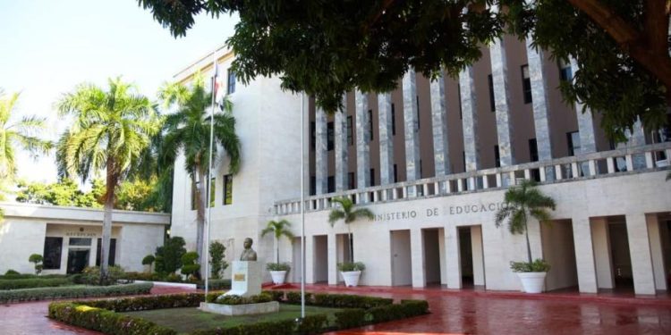 Ministerio de educación licitó 400 aulas móviles para cubrir demanda del próximo año escolar