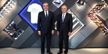 El mandatario, Luis Abinader, sostuvo un encuentro con el Comisionado de las Grandes Ligas de Béisbol