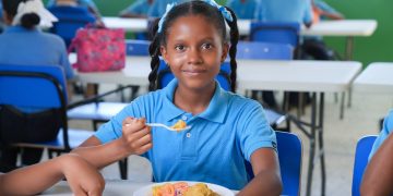 República Dominicana Líder en Alimentación Escolar en el Caribe: Más de 2 Millones de Estudiantes Beneficiados.