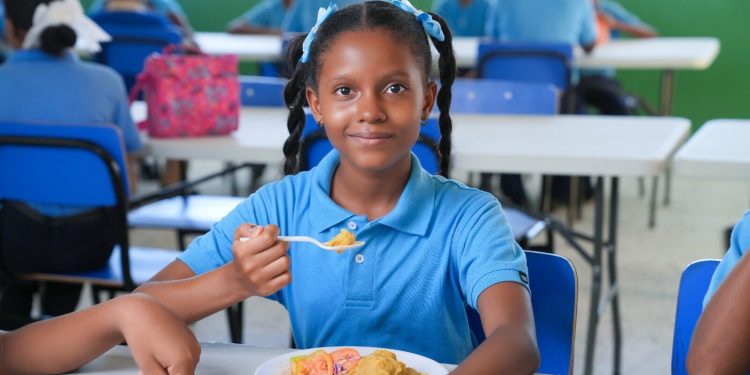 República Dominicana Líder en Alimentación Escolar en el Caribe: Más de 2 Millones de Estudiantes Beneficiados.