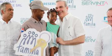 El presidente Abinader entregó un total de 177 viviendas del programa Familia Feliz, completando así un total de 297 unidades en el proyecto residencial Praderas del Norte, ubicado en Los Alcarrizos.