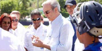 Presidente Abinader Icompletó la entrega de dos estadios de béisbol en Santa Bárbara y Las Galeras