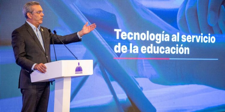 El gobierno adopta tecnología especializada en el ámbito de la educación primaria con el objetivo de promover el progreso en las áreas de ciencias, matemáticas y artes.