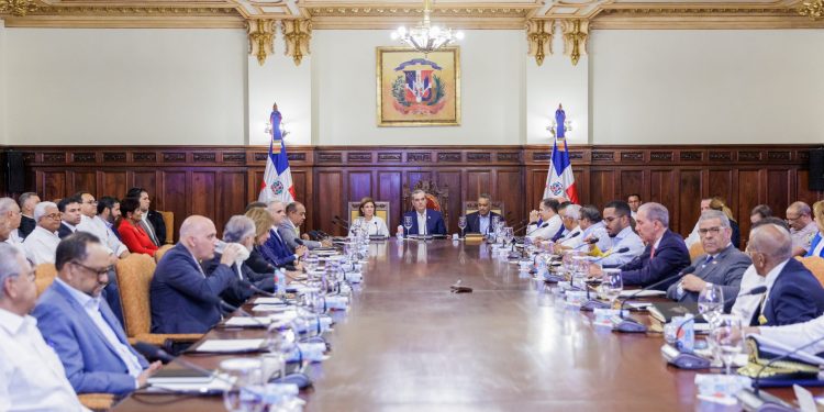 Gobierno Proyecta Crecimiento Económico del 5% y Inflación del 4% para 2025