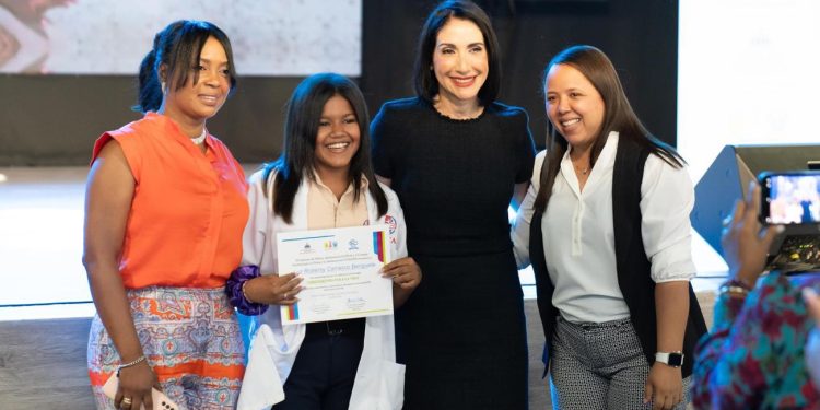 CONANI y MINERD certifican a 672 adolescentes en habilidades para la vida